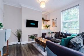 Modern 3-bed house in Manchester, ideal for long stays, FREE parking, city centre - sleeps upto 7 people